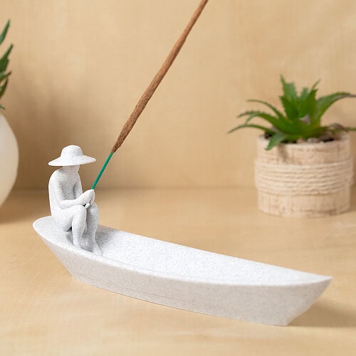 Podstavek za dišeče palčke ribič v čolničku Podstavek za dišeče palčke ribič v čolničku